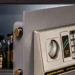 Come installare una cassaforte a muro: fai da te su misura